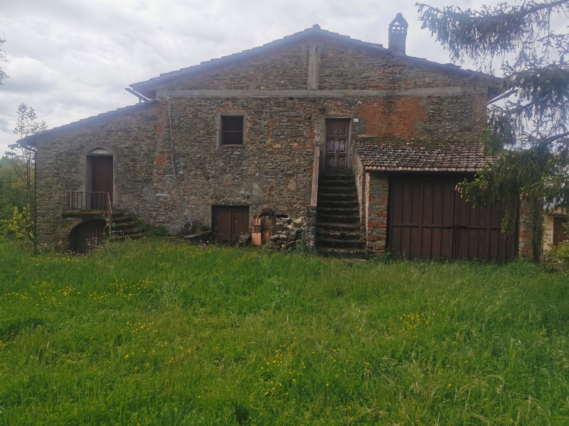 Casa colonica plurilocale in vendita a Borgo San Lorenzo - Casa colonica plurilocale in vendita a Borgo San Lorenzo