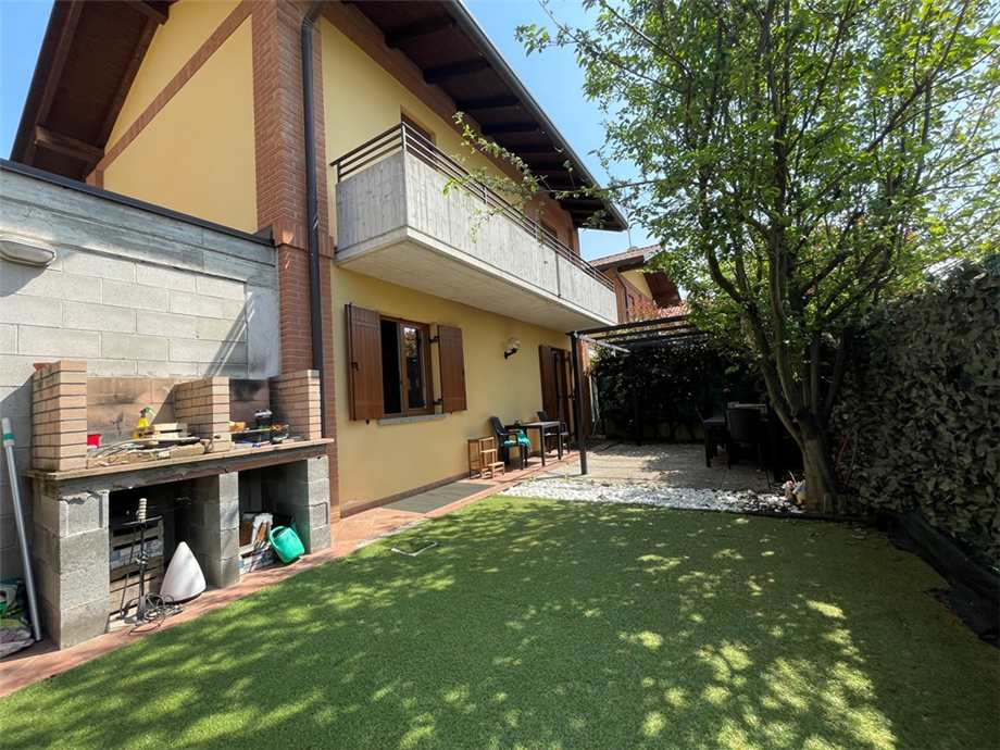 Villa indipendente quadrilocale in vendita a Bregnano - Villa indipendente quadrilocale in vendita a Bregnano