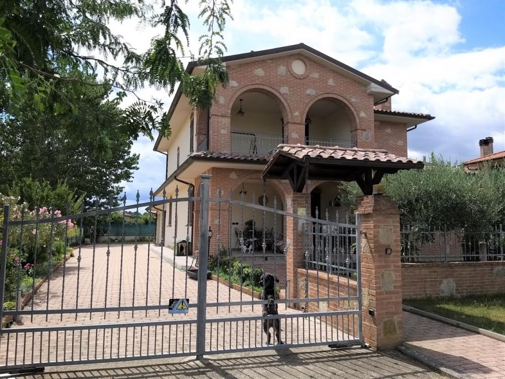 Villa indipendente plurilocale in vendita a castiglione-del-lago - Villa indipendente plurilocale in vendita a castiglione-del-lago
