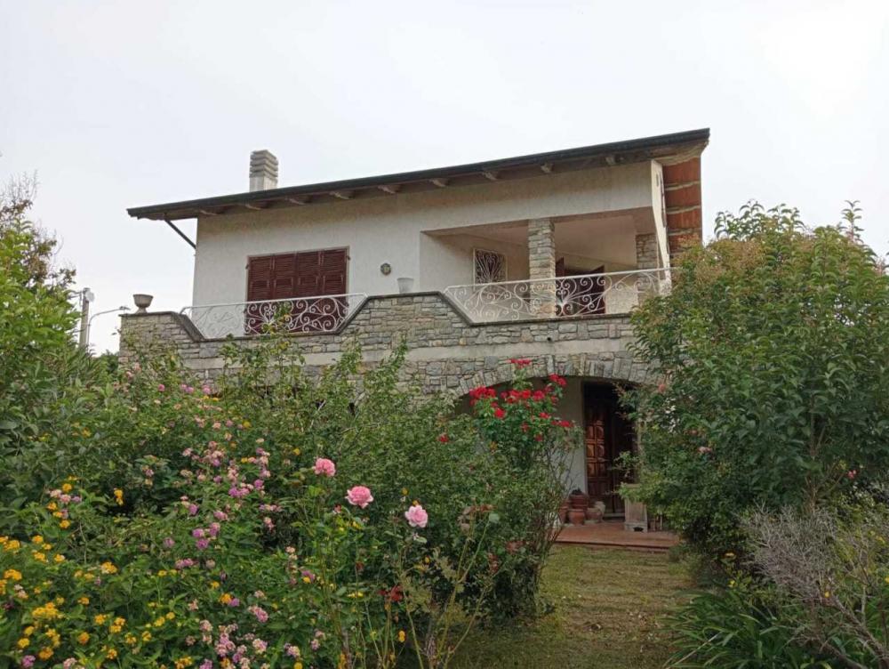 casa indipendente in vendita ad Arcola in zona Romito Magra