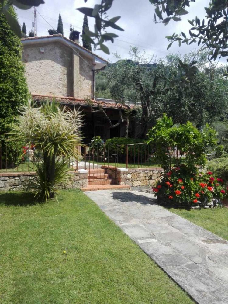 Villa indipendente quadrilocale in affitto a Capezzano monte - Villa indipendente quadrilocale in affitto a Capezzano monte
