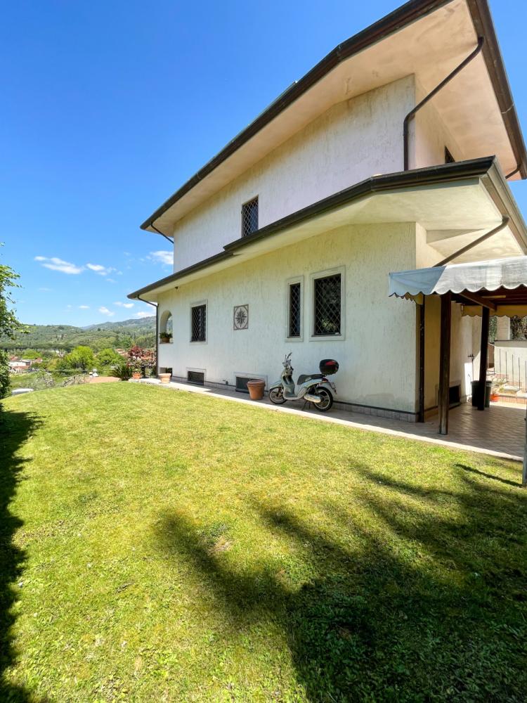 Villa indipendente plurilocale in vendita a Capezzano pianore - Villa indipendente plurilocale in vendita a Capezzano pianore