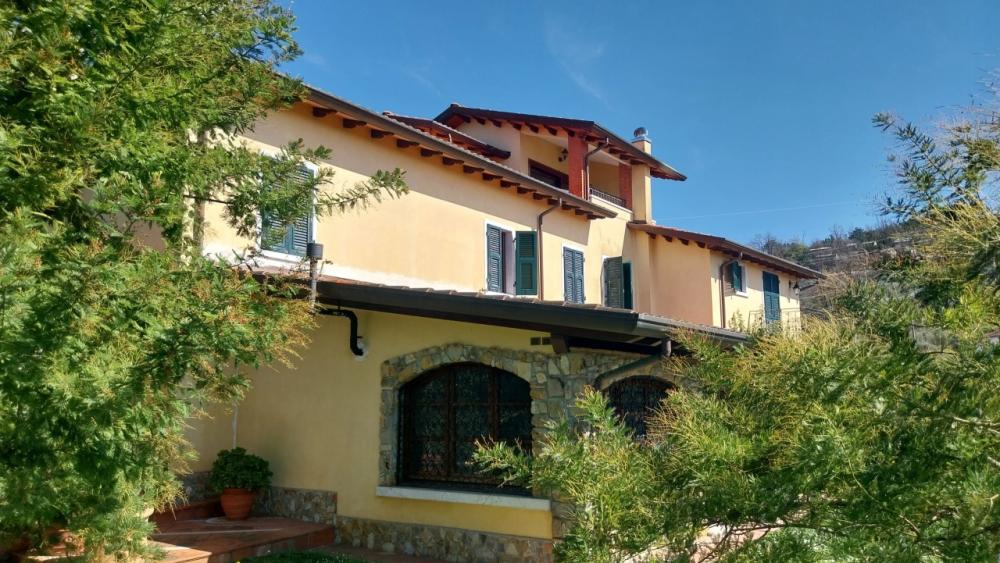 Villa indipendente plurilocale in vendita a castelnuovo-magra - Villa indipendente plurilocale in vendita a castelnuovo-magra