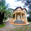 Villa indipendente plurilocale in vendita a Quercianella