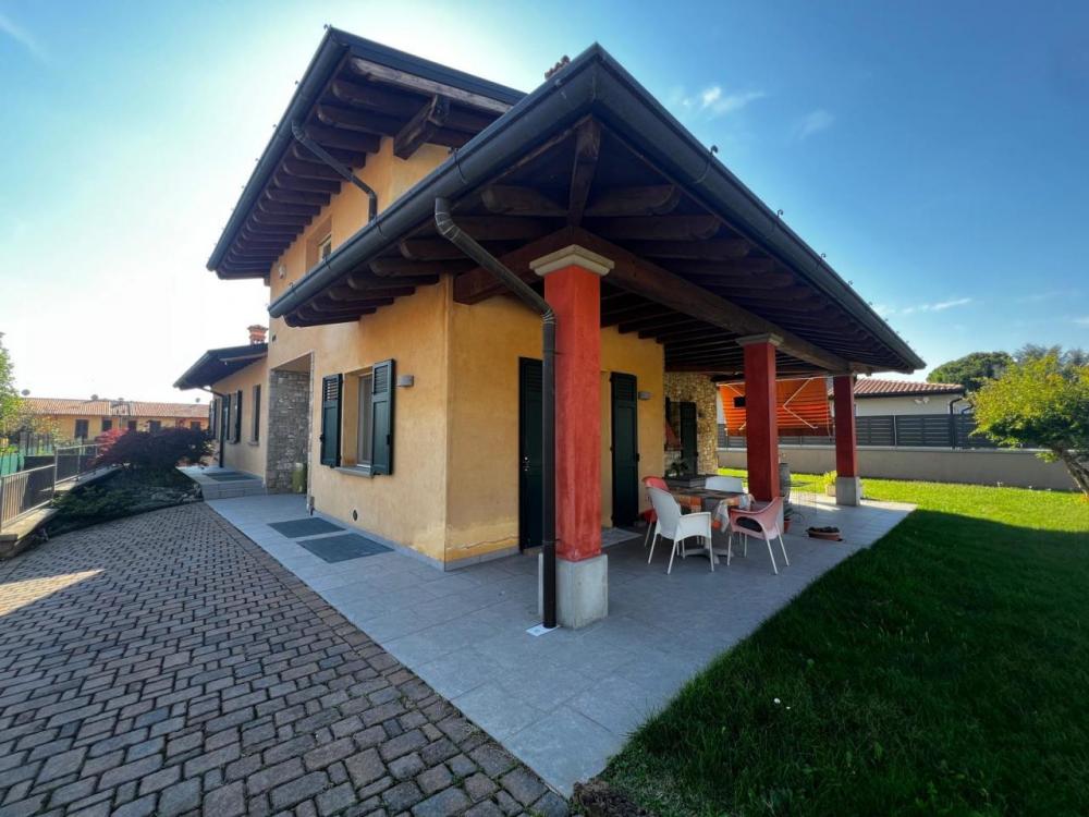 casa indipendente in vendita ad Erbusco in zona Villa