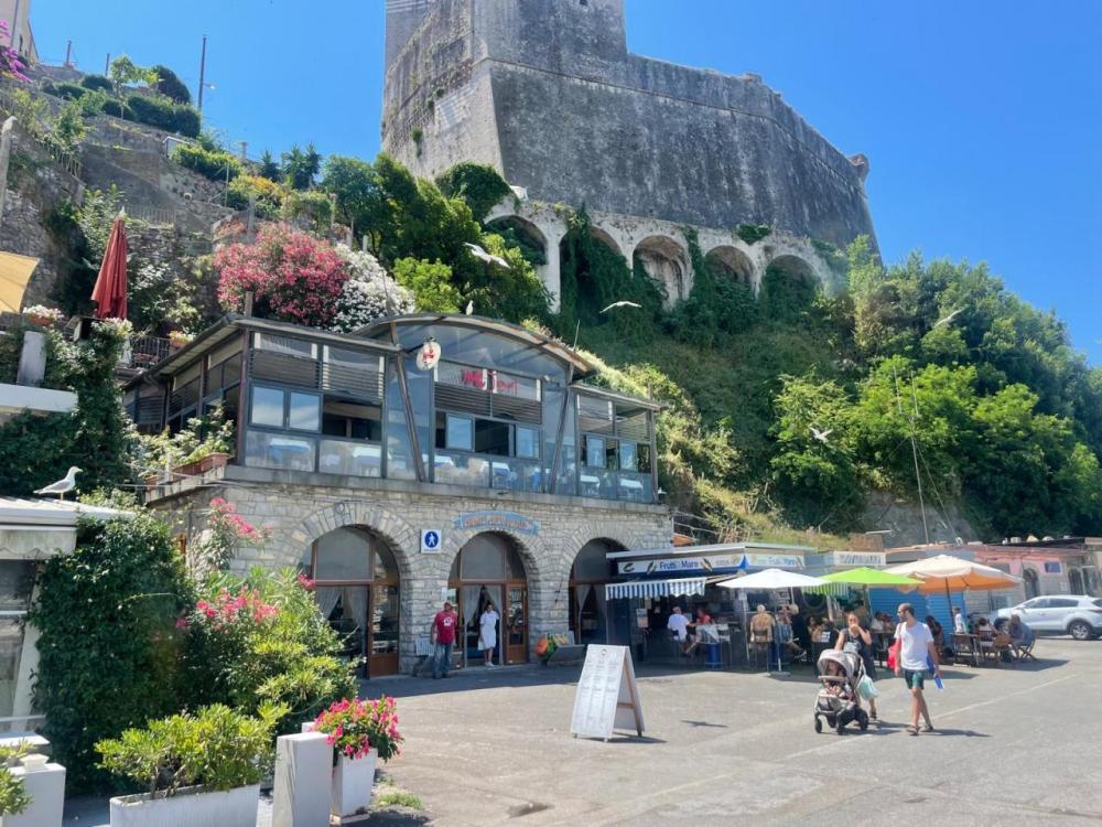 locale commerciale in vendita a Lerici