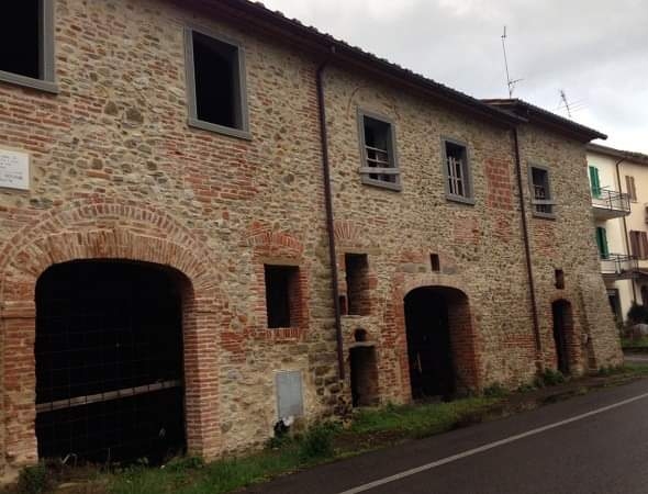 Casa colonica plurilocale in vendita a Arezzo - Casa colonica plurilocale in vendita a Arezzo
