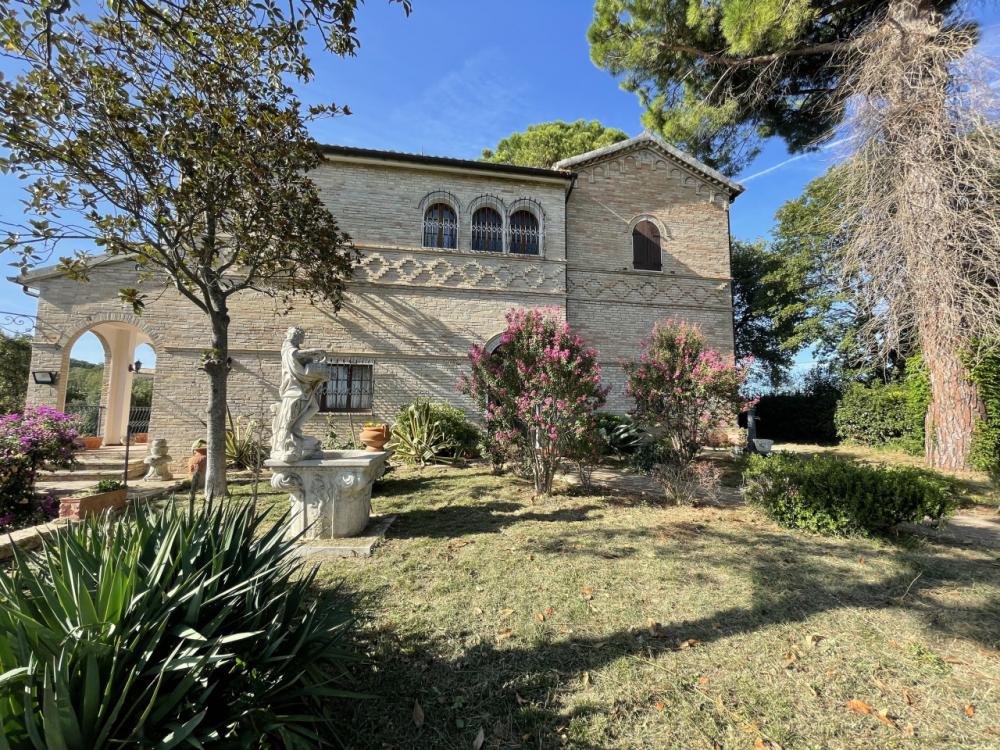 Stabile intero plurilocale in vendita a osimo - Stabile intero plurilocale in vendita a osimo