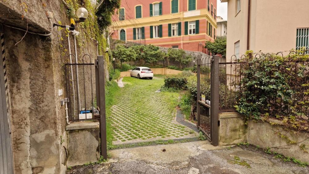 posto auto scoperto in vendita a Genova