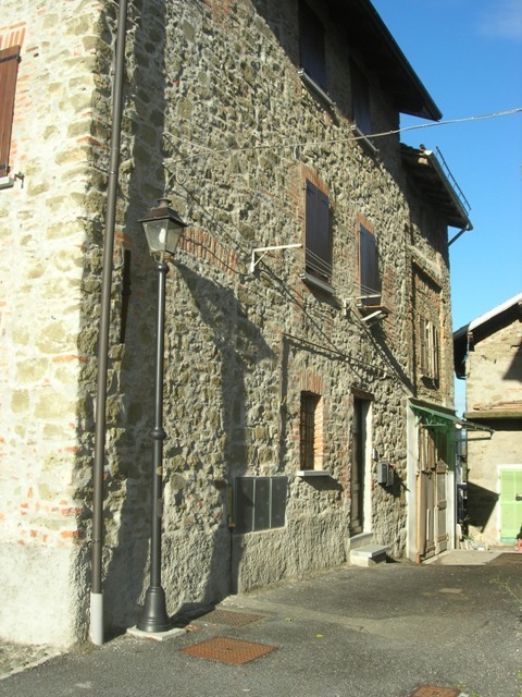 Porzione di bifamiliare plurilocale in vendita a mioglia - Porzione di bifamiliare plurilocale in vendita a mioglia