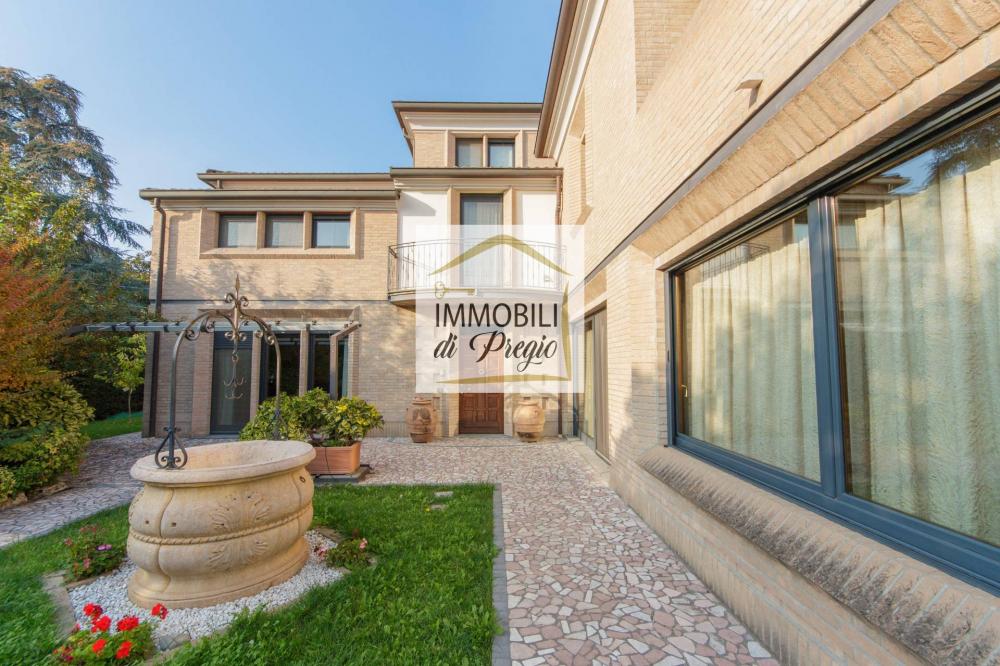 Villa indipendente plurilocale in vendita a Parma - Villa indipendente plurilocale in vendita a Parma