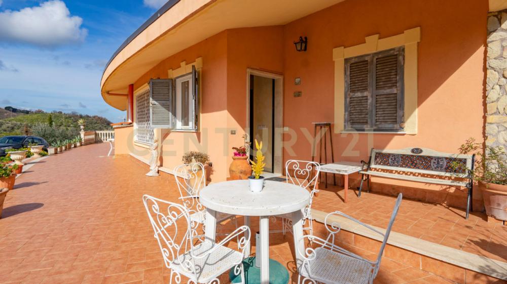 Villa indipendente plurilocale in vendita a poli - Villa indipendente plurilocale in vendita a poli