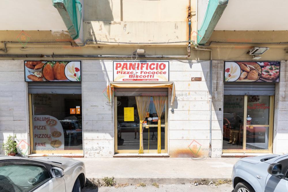 locale commerciale in vendita a Siracusa in zona Grottasanta