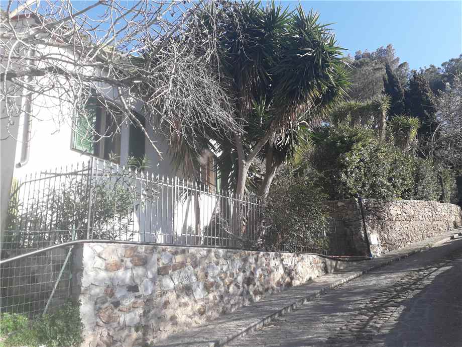 Villa indipendente quadrilocale in vendita a Porto Azzurro - Villa indipendente quadrilocale in vendita a Porto Azzurro