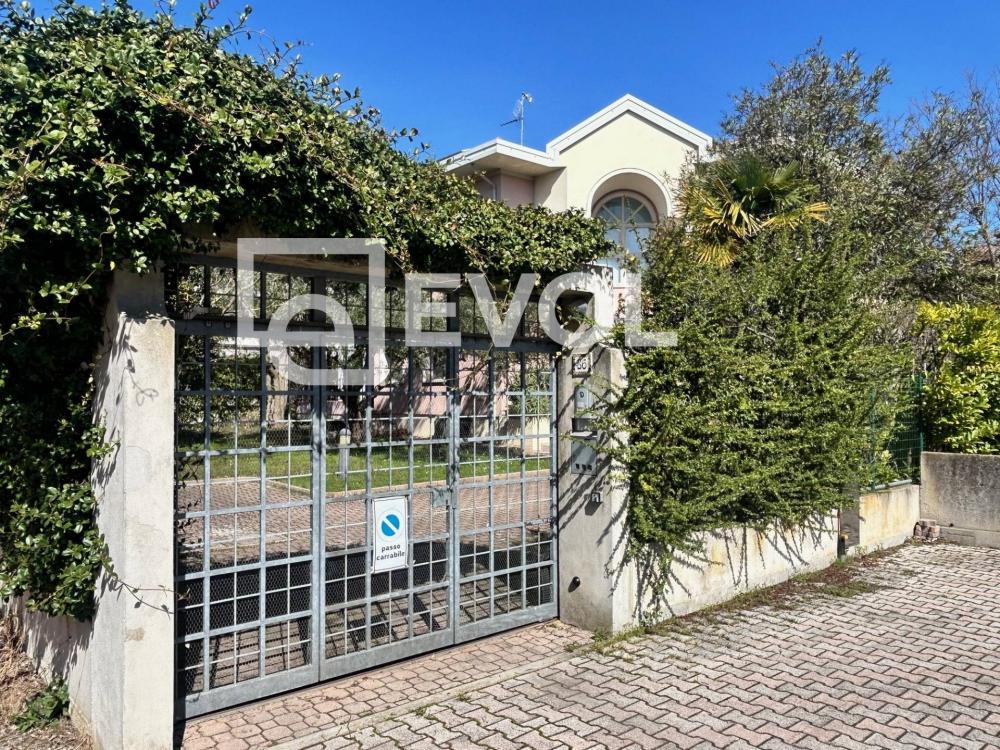 Villa indipendente plurilocale in vendita a Lignano Sabbiadoro - Villa indipendente plurilocale in vendita a Lignano Sabbiadoro
