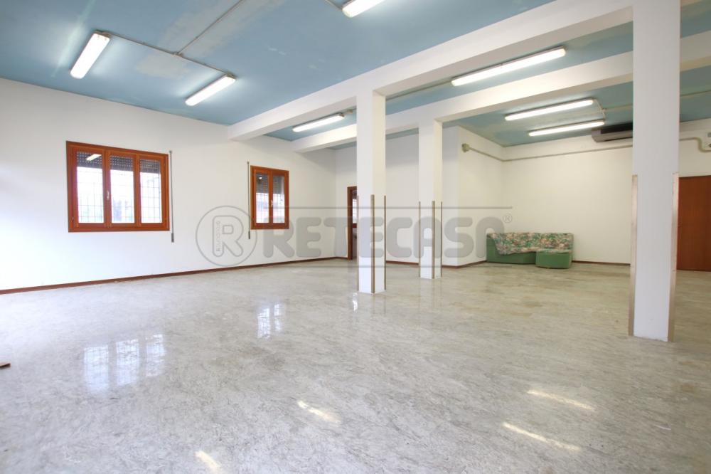 Stabile intero in affitto a nanto - Stabile intero in affitto a nanto