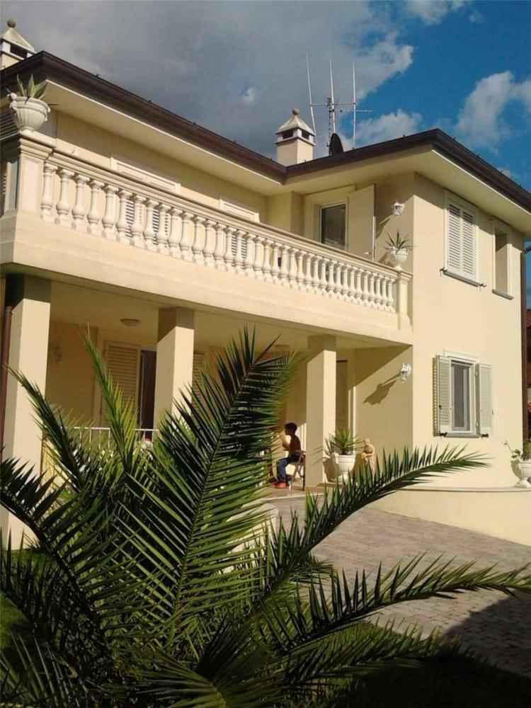 Villa indipendente plurilocale in vendita a Camaiore - Villa indipendente plurilocale in vendita a Camaiore