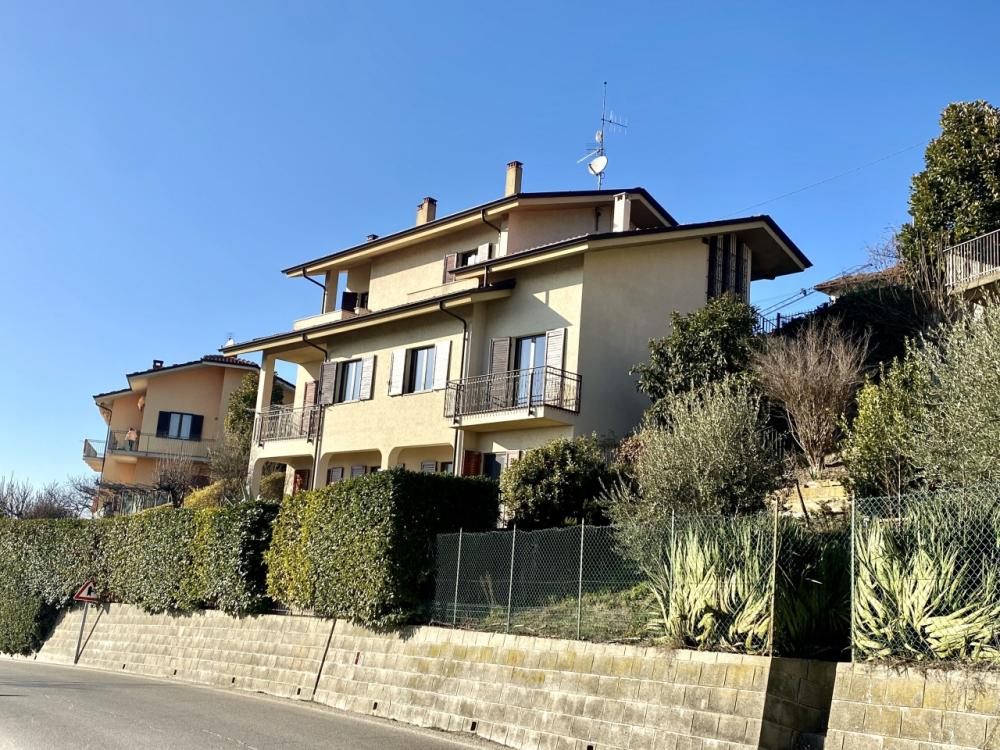 Villa indipendente plurilocale in vendita a montelupo-albese - Villa indipendente plurilocale in vendita a montelupo-albese