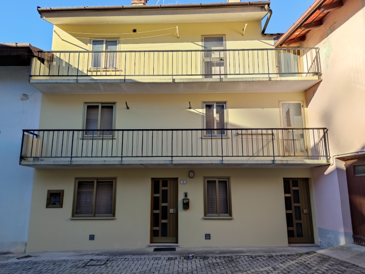 Casa in linea quadricamere in vendita a Gemona del Friuli - Casa in linea quadricamere in vendita a Gemona del Friuli