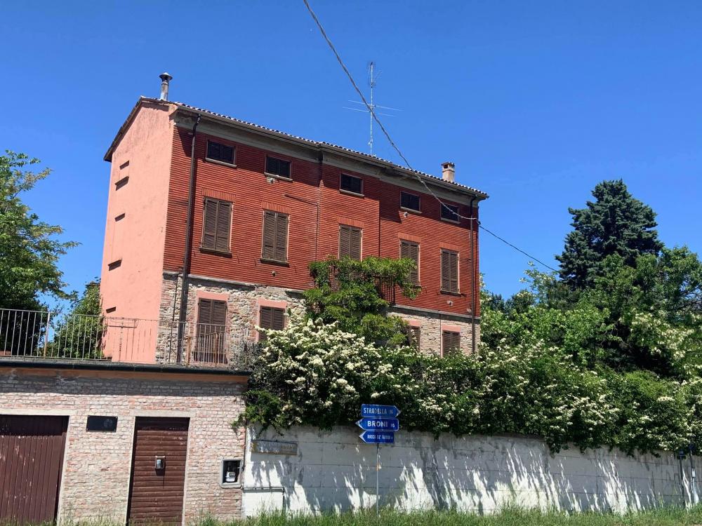 villa indipendente in vendita a Montecalvo Versiggia