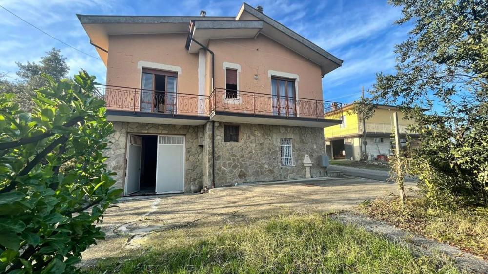 villa indipendente in vendita a Montecalvo Versiggia
