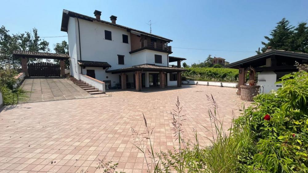 Villa indipendente plurilocale in vendita a ziano piacentino - Villa indipendente plurilocale in vendita a ziano piacentino