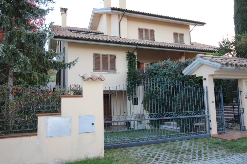 Villa indipendente plurilocale in vendita a Appignano del Tronto - Villa indipendente plurilocale in vendita a Appignano del Tronto