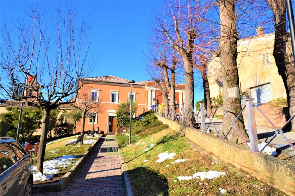 Villa indipendente plurilocale in vendita a Sant'Angelo in Pontano - Villa indipendente plurilocale in vendita a Sant'Angelo in Pontano