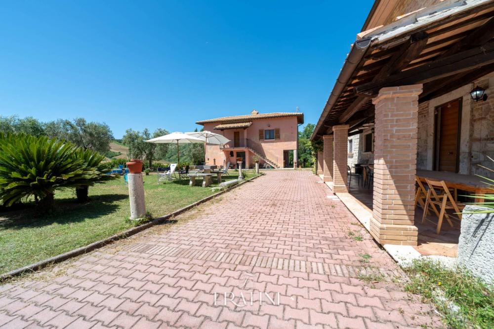 Villa indipendente plurilocale in vendita a Ancarano - Villa indipendente plurilocale in vendita a Ancarano