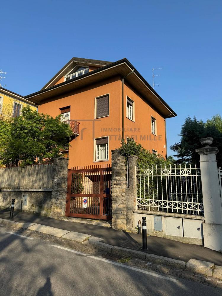 Villa indipendente plurilocale in vendita a Bergamo - Villa indipendente plurilocale in vendita a Bergamo