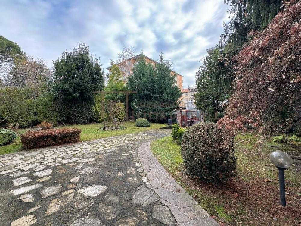 Villa indipendente plurilocale in vendita a Bergamo - Villa indipendente plurilocale in vendita a Bergamo