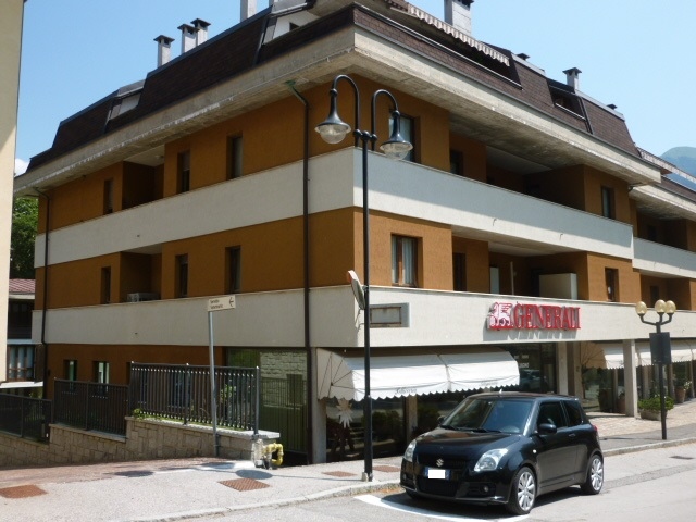 spazio commerciale in vendita a Tione di Trento
