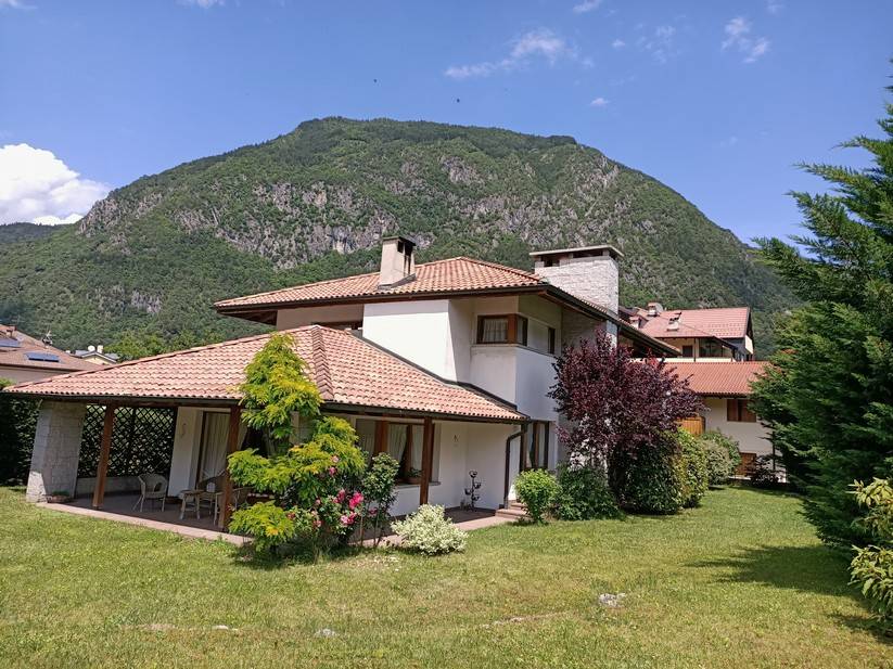 Villa indipendente plurilocale in vendita a Tione di Trento - Villa indipendente plurilocale in vendita a Tione di Trento