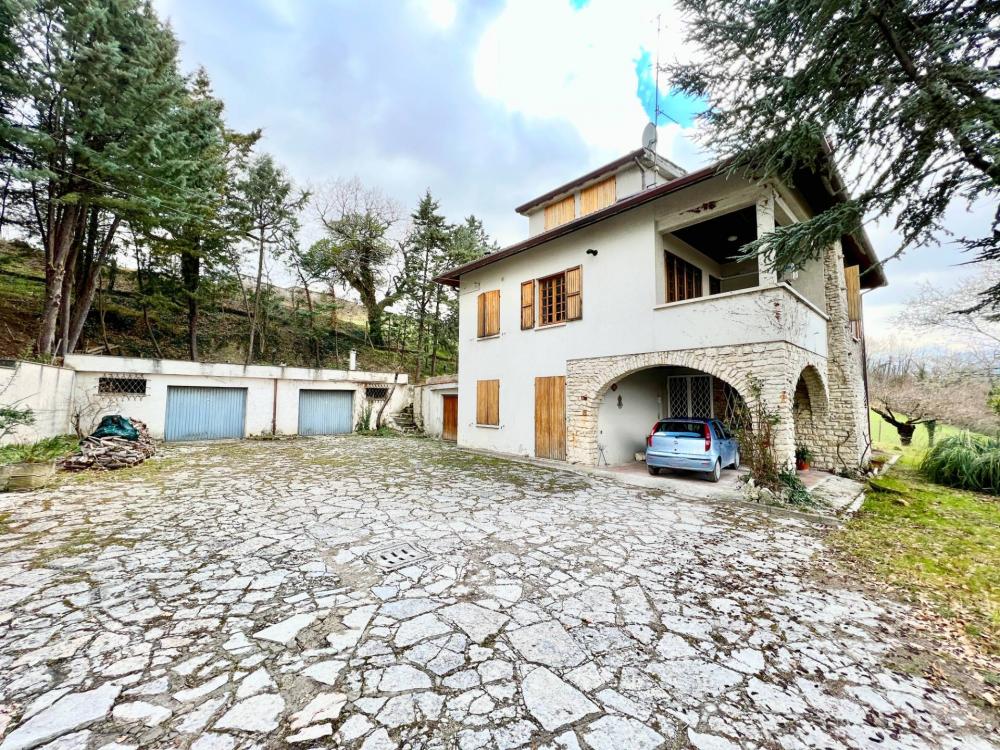 villa indipendente in vendita a Fabriano