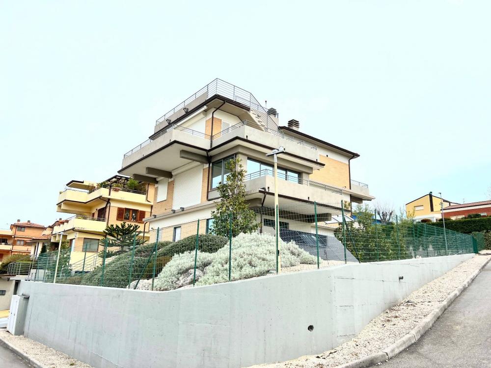 Villa indipendente plurilocale in vendita a Fabriano - Villa indipendente plurilocale in vendita a Fabriano