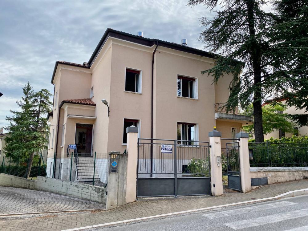 Villa indipendente plurilocale in vendita a Fabriano - Villa indipendente plurilocale in vendita a Fabriano