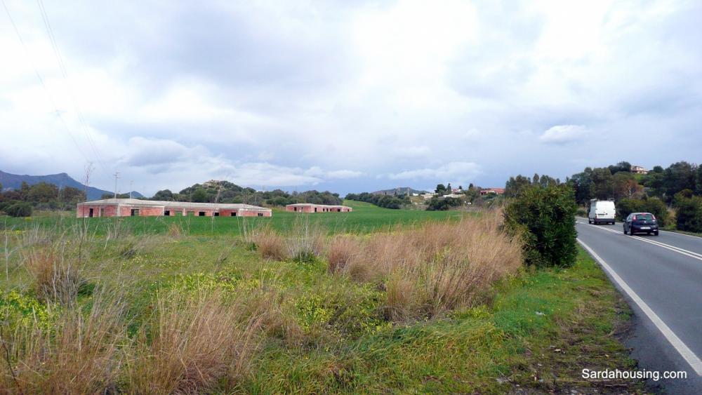 Terreno con due fabbricati al grezzo uso residenziale e agricolo a Pula - Terreno agricolo plurilocale in vendita a pula