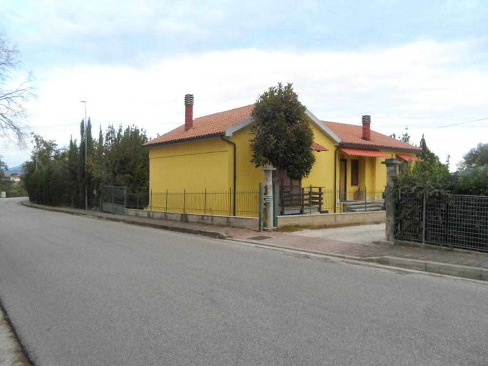 Casa quadrilocale in vendita a Castorano - Casa quadrilocale in vendita a Castorano