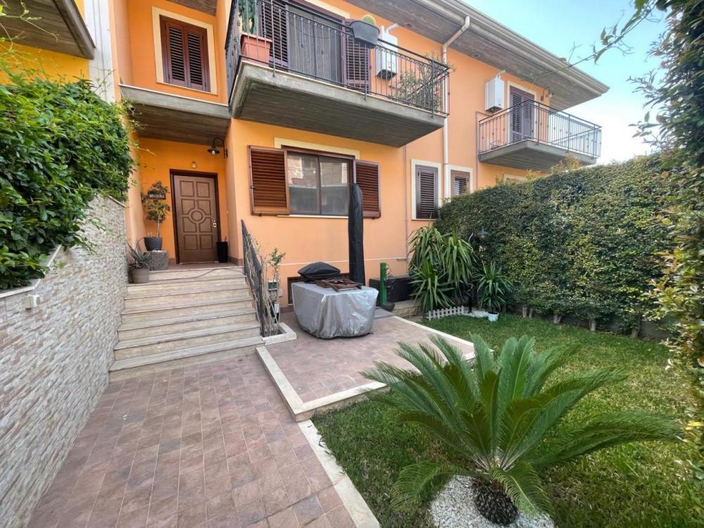 villa indipendente in vendita a Gravina di Catania
