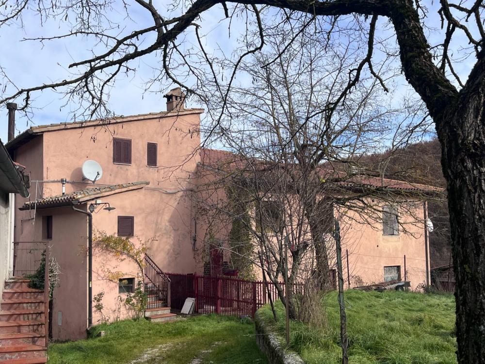 Casa quadrilocale in vendita a Campello sul Clitunno - Casa quadrilocale in vendita a Campello sul Clitunno