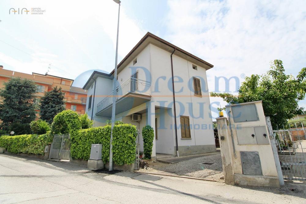 Casa plurilocale in vendita a Alba Adriatica - Casa plurilocale in vendita a Alba Adriatica