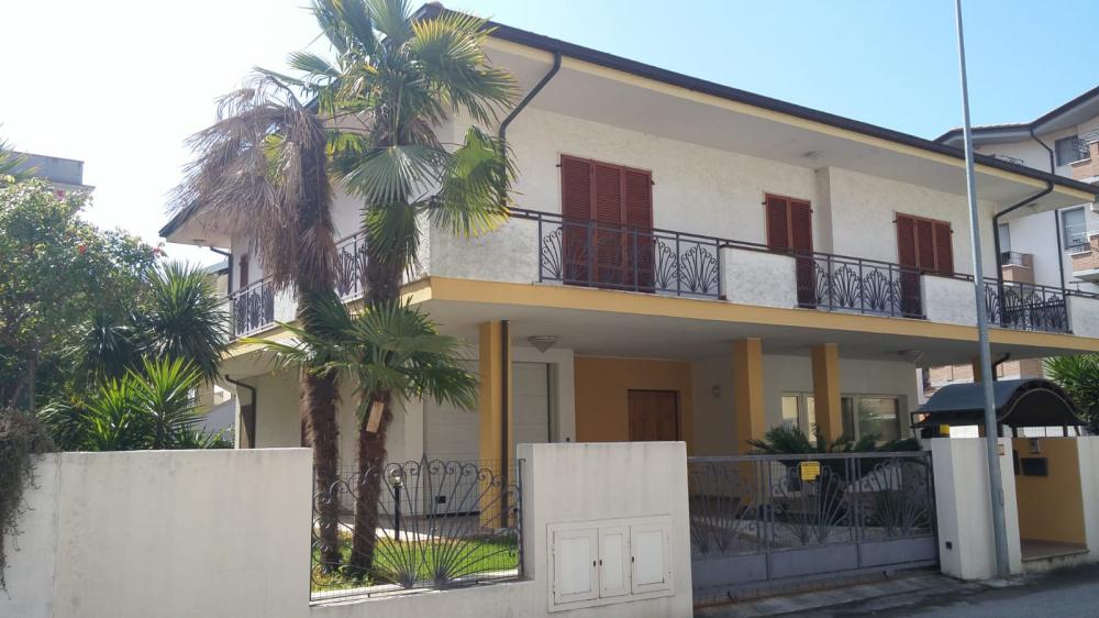 Villa indipendente plurilocale in vendita a Alba Adriatica - Villa indipendente plurilocale in vendita a Alba Adriatica