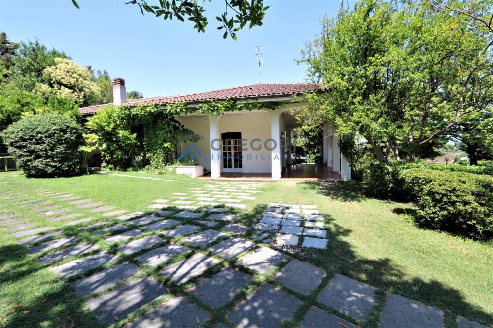 Villa indipendente plurilocale in vendita a Roseto degli Abruzzi - Villa indipendente plurilocale in vendita a Roseto degli Abruzzi