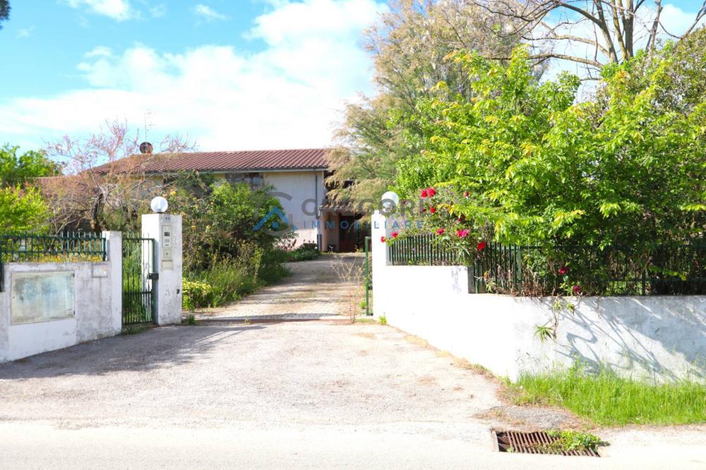 villa indipendente in vendita a Sant'Omero