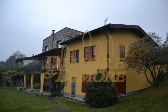 villa indipendente in vendita a Nebbiuno