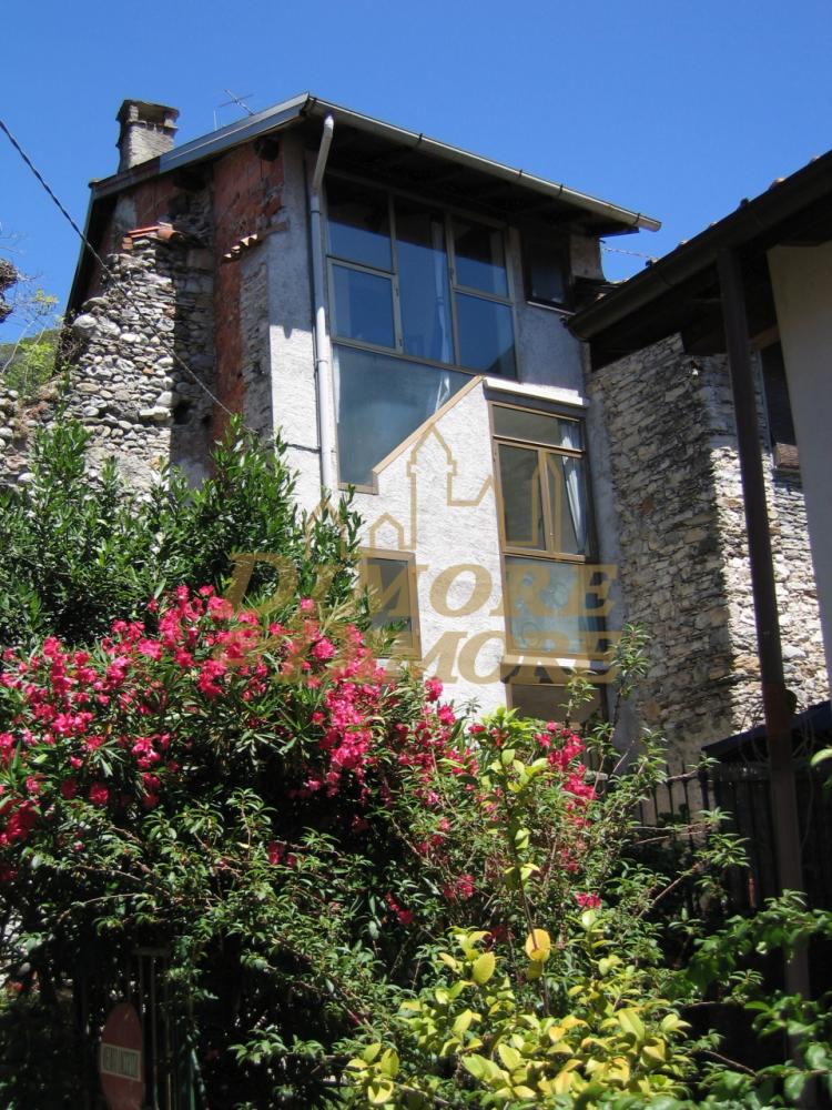 villa indipendente in vendita a Brezzo di Bedero