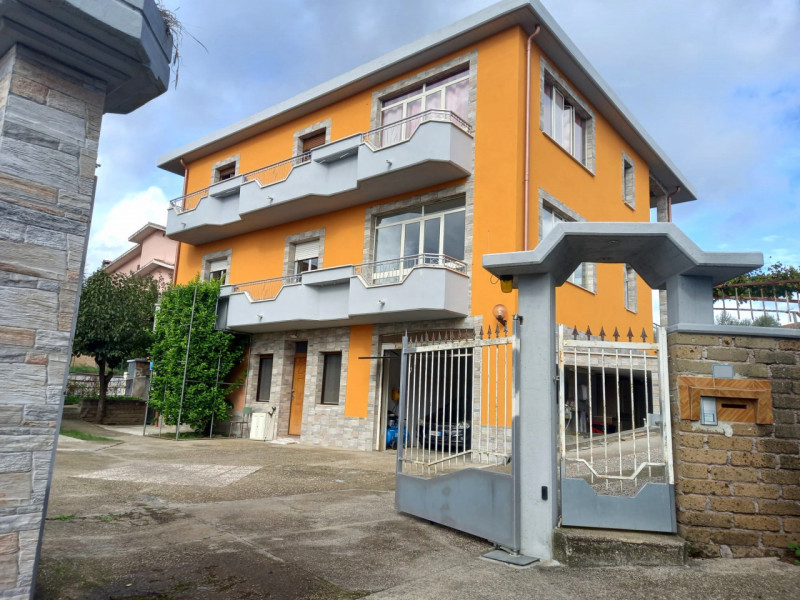 Stabile intero plurilocale in vendita a rignano-flaminio - Stabile intero plurilocale in vendita a rignano-flaminio