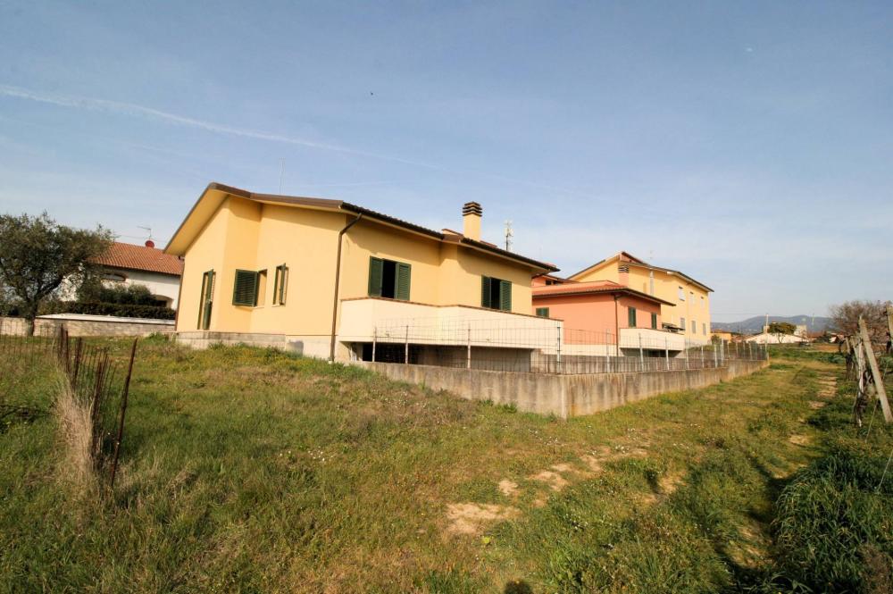Villa indipendente plurilocale in vendita a Lamporecchio - Villa indipendente plurilocale in vendita a Lamporecchio