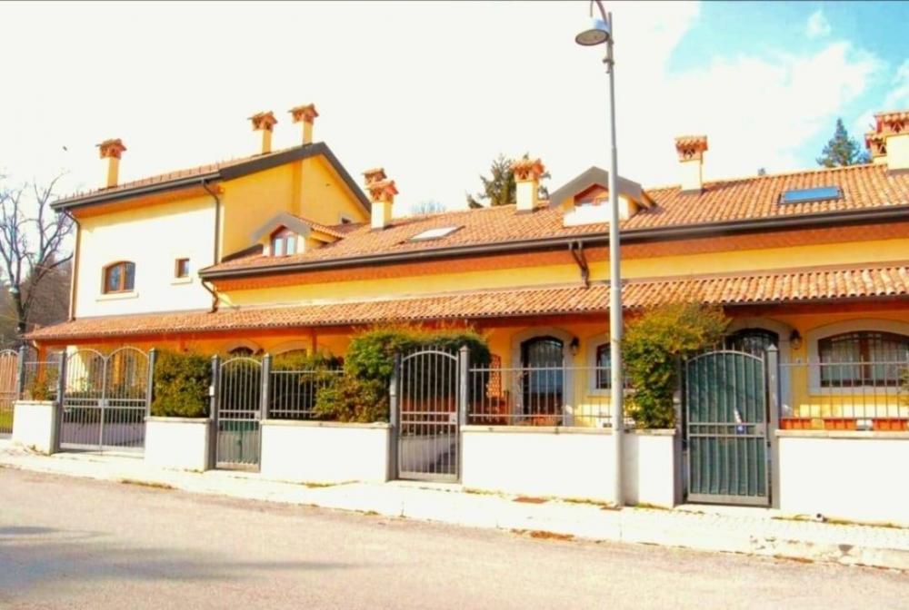 Villa indipendente plurilocale in vendita a Pescasseroli - Villa indipendente plurilocale in vendita a Pescasseroli