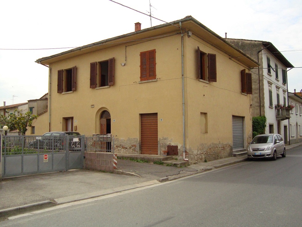 Casa plurilocale in vendita a Corazzano - Casa plurilocale in vendita a Corazzano